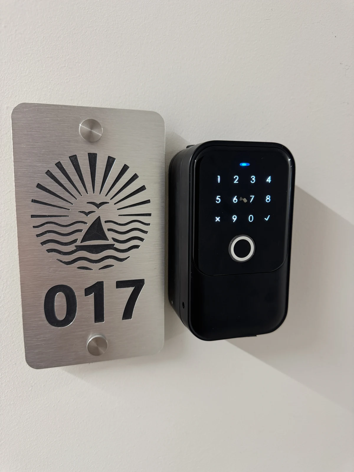 A 017-es apartman ajtaja kódos, ujjlenyomatos smart zárral, önálló bejutáshoz