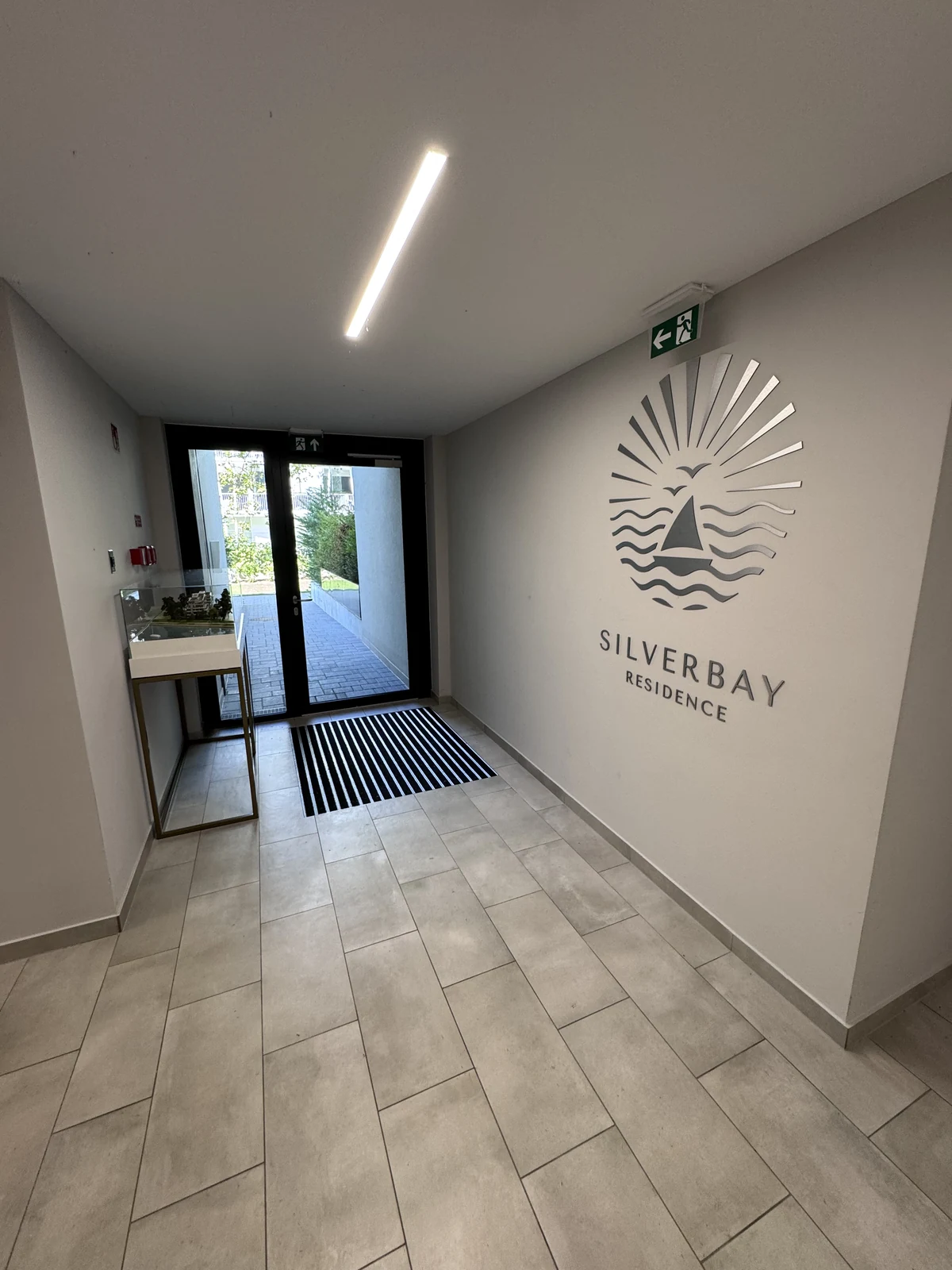 A SilverBay Residence lobbyja és a lifthez vezető folyosó