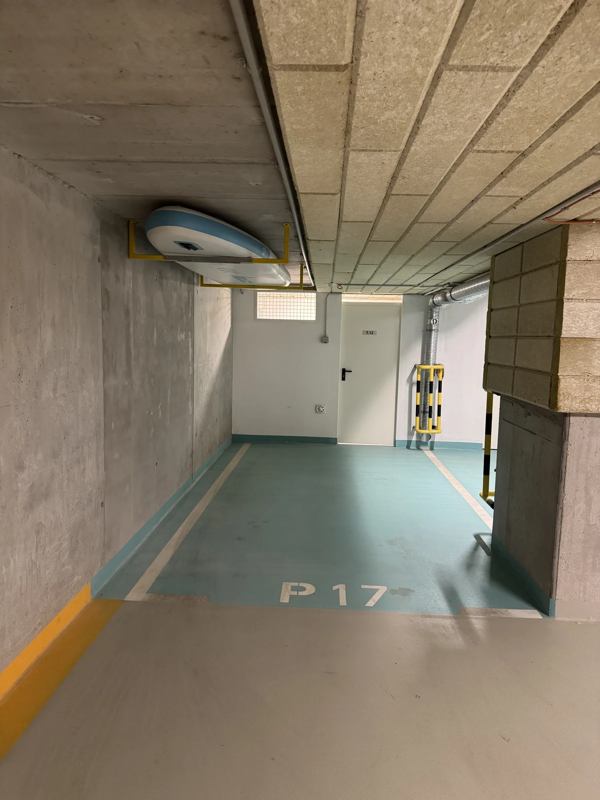 Az apartmanhoz tartozó P17 jelű beálló a mélygarázsban