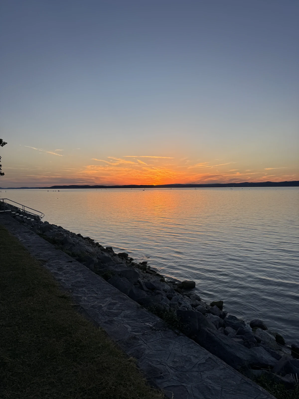 Naplemente a Balaton felett, az Ezüstparti sétányról nézve