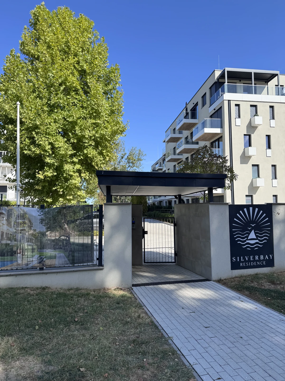 A SilverBay Residence utcai bejárata Siófok Ezüstpartján